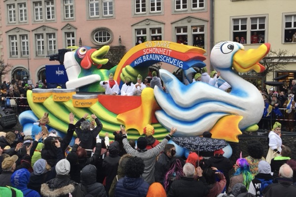 <span>Von der hässlichen Ente zum schönen Schwan<br>2019<br>Dr. Belter Braunschweiger</span>