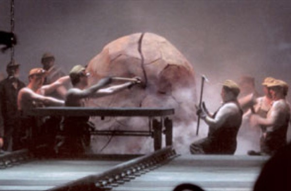 Skulptur-Bühnenbild „Die Glocke“<span>Staatstheater Braunschweig<br>Styropor, Stoff, Epoxydharz<br>Höhe: 3,00 m</span>