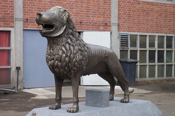 Skulptur-Bühnenbild<span>Nachbildung: Braunschweiger Löwe<br>Staatstheater Braunschweig<br>Styropor, Lack<br>Höhe: 1,80 m / Länge: 2,80 m</span>