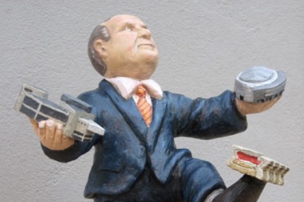 Objekt „Jongleur“<span>Holz, Styropor, Lack<br>Höhe: 0,40 m</span>