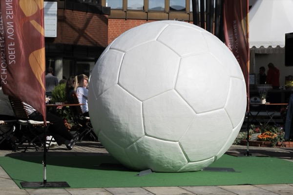 Fussball für die Frauenfussball-WM 2011<span>Styropor, GFK, Lack<br>Durchmesser: 2,00 m</span>